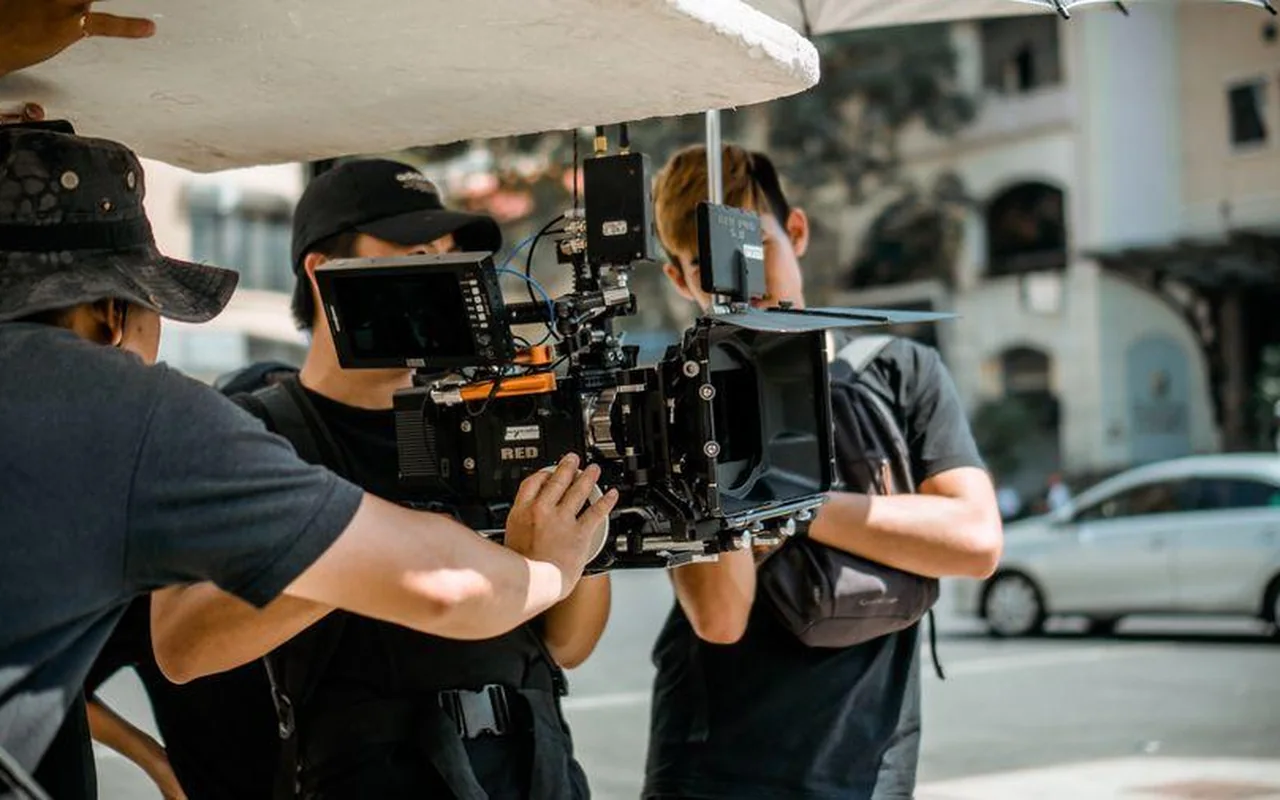 Equipo de rodaje filmando en la calle