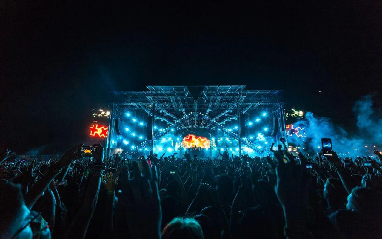 Escenario iluminado durante un espectáculo en vivo