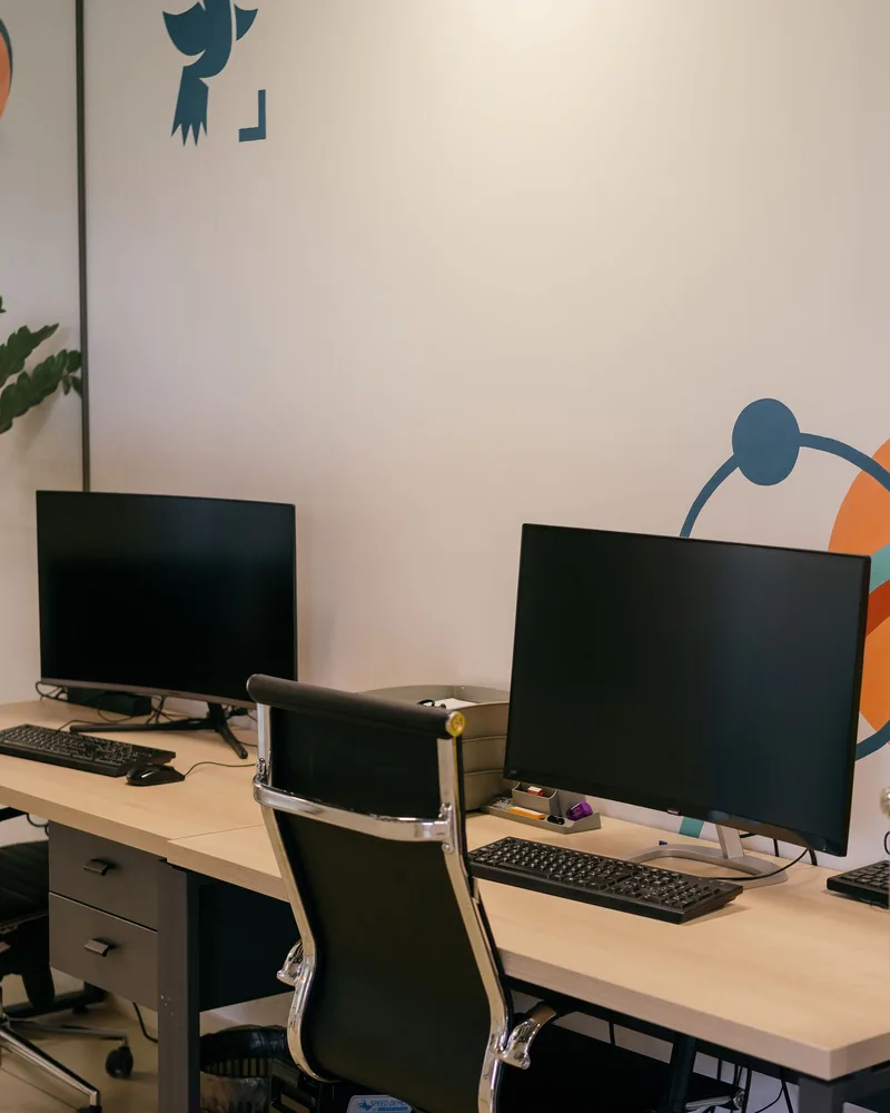Escritorio de diseño con monitores